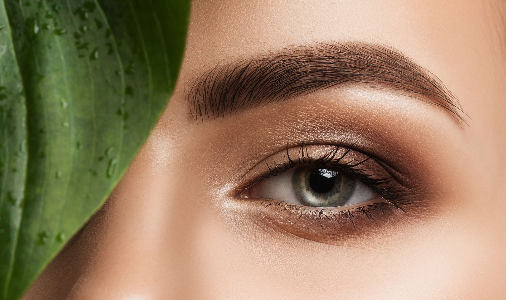 Portrait d’une jolie fille avec une peau saine et propre et un beau maquillage. Cosmétologie esthétique et concept de maquillage.